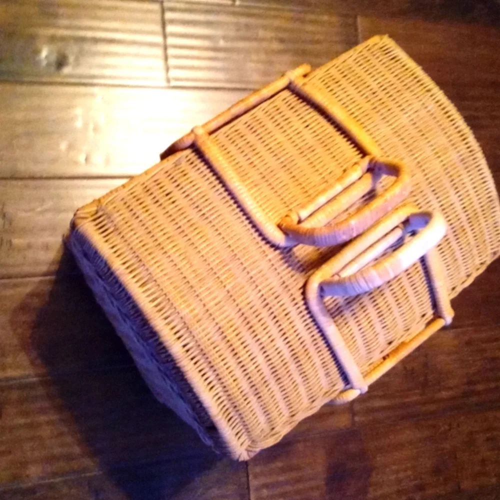 Vintage 1970s Woven Wicker Rattan‎ Picknic Basket
